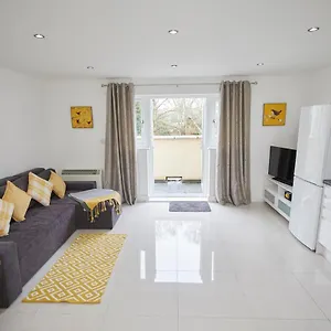 Spire View - 1 Bedroom, Sleeps 4, Parking Wifi Southampton